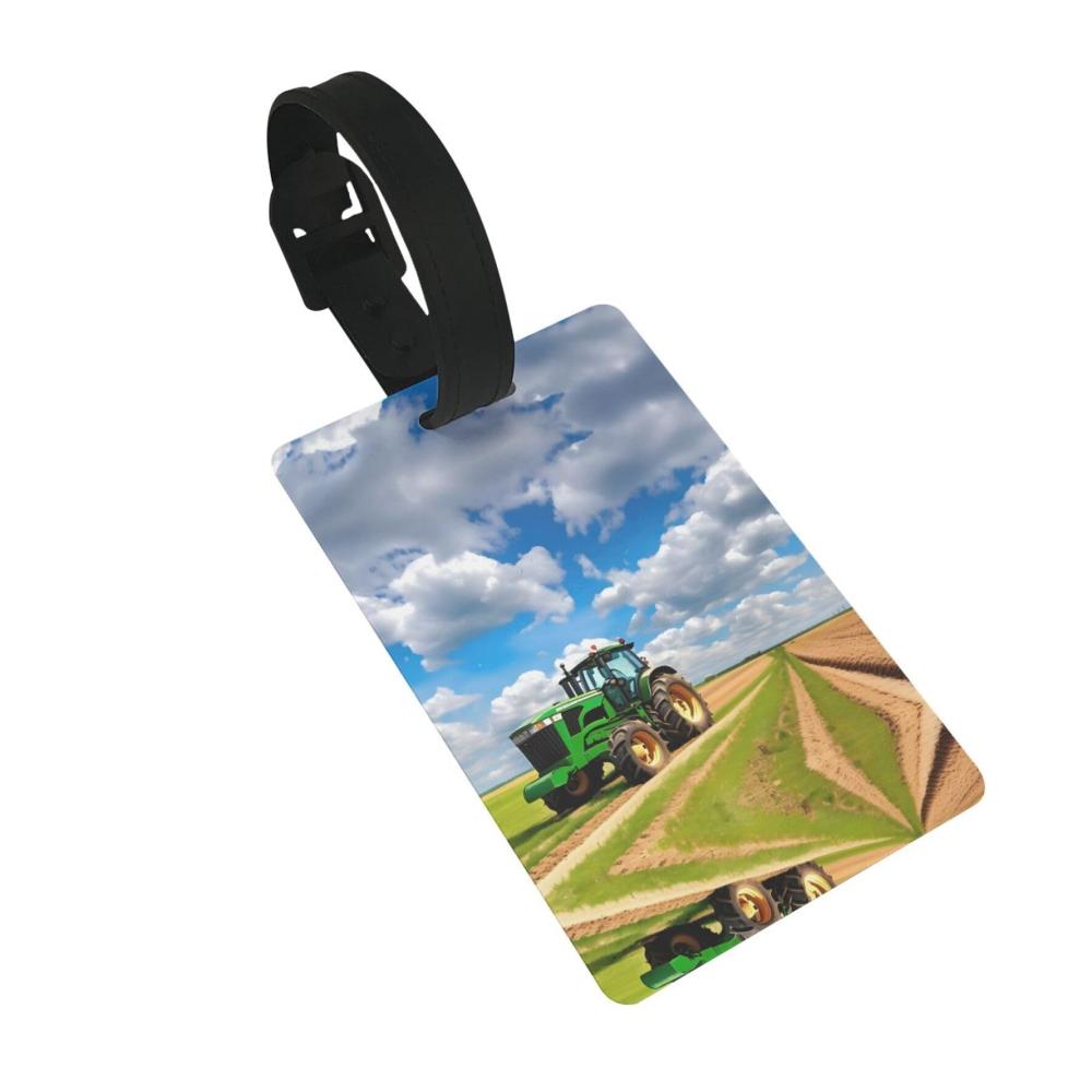 Traktor unter blauem Himmel und weißen Wolken
